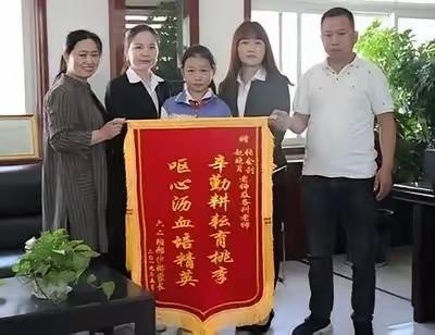 孩子去年上一年级，想着给两位老师送张购物卡，希望他们对孩子关照一点！送了几次老师