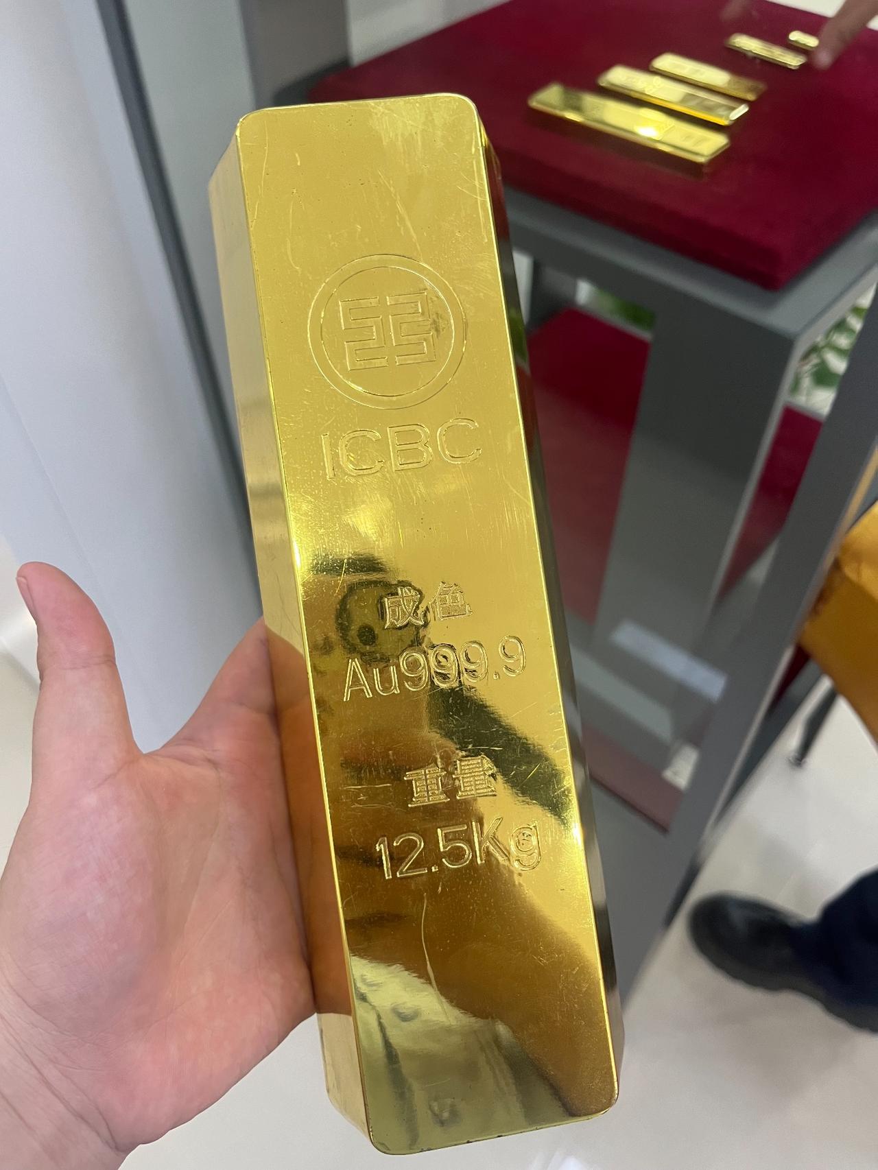 手里有黄金的人，今晚估计要睡不着觉了。白天金价还稳在1150一克，刚一查直接