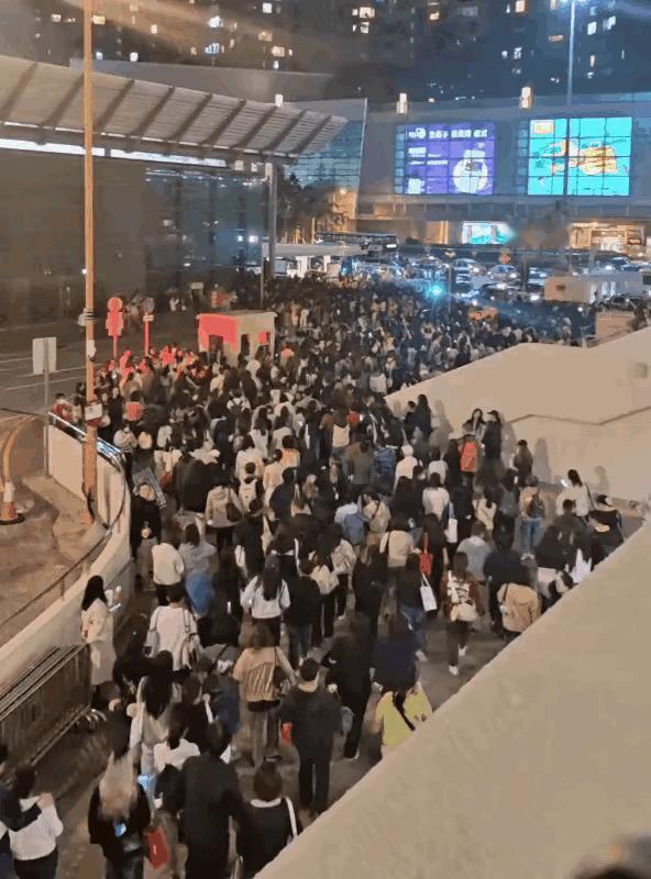 莎莎打完比赛，球迷们退场，浩浩荡荡的人群，太震撼了！莎莎是最后一场比赛，球迷留下