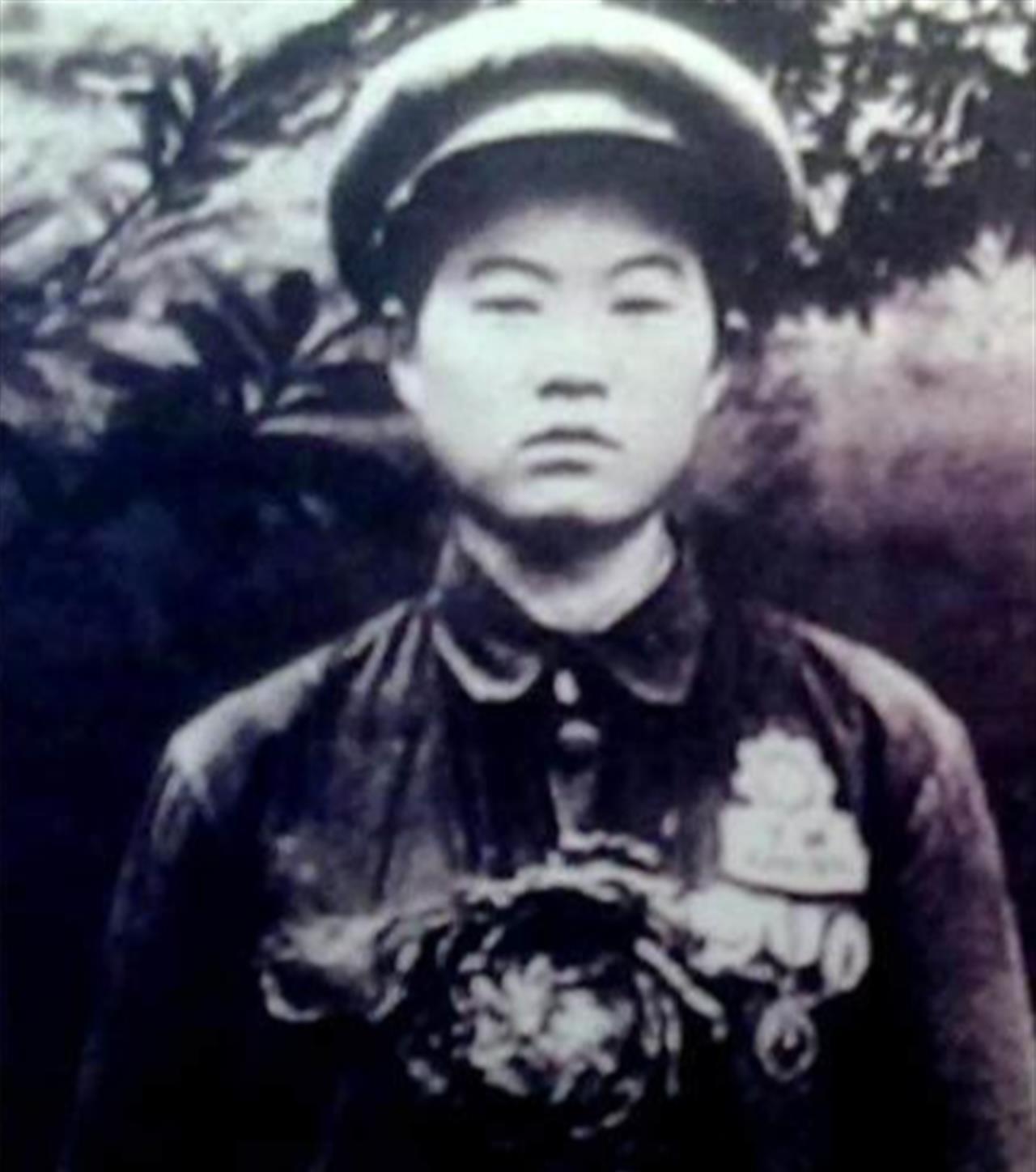 ☔1950年，一名战士下身血流不止，医生正要解扣子检查，不料，他一把拦住，