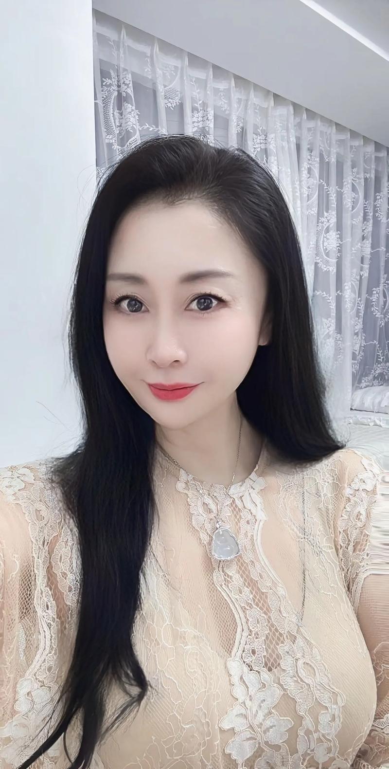 一个女孩子22岁时与一个48岁的男人同居，做男人的小三8年，现在女生后悔了，离开