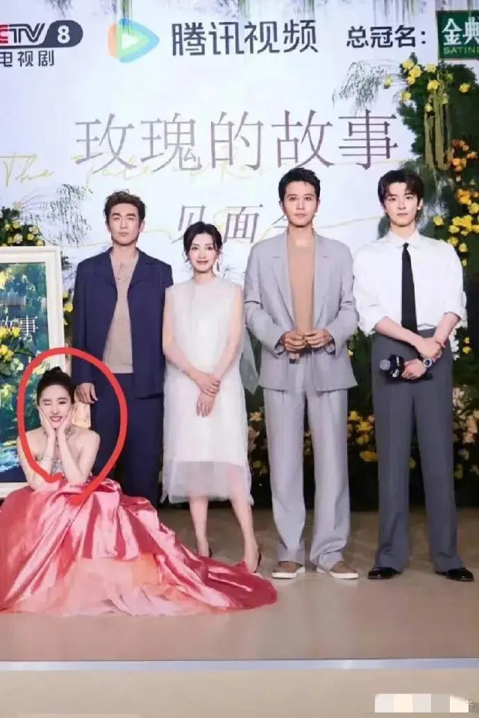 刘亦菲在拍照时好喜欢这个小表情啊！十年未改……