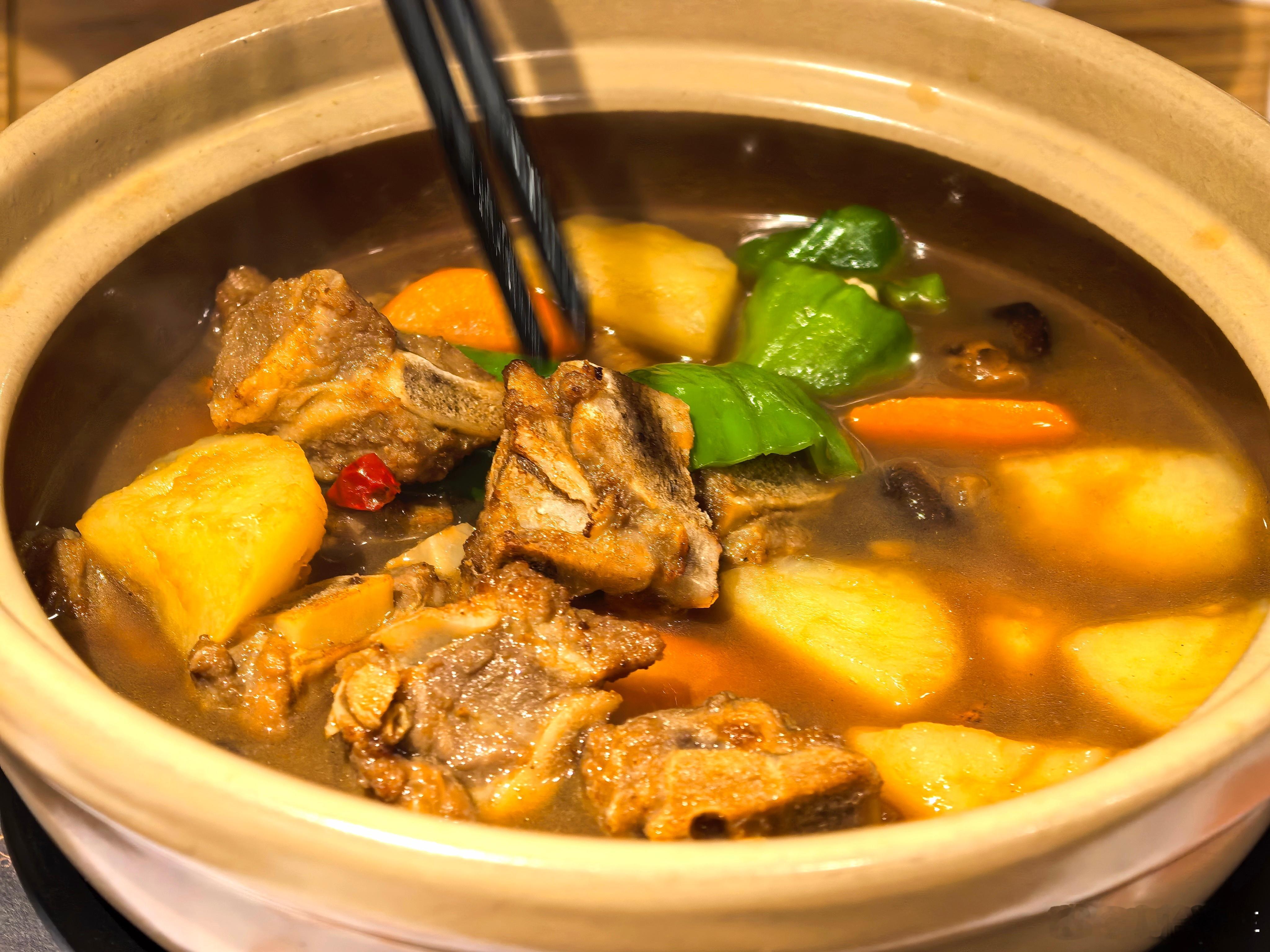 来吃土豆烧排骨啦，大家吃中午饭了吗？​​​