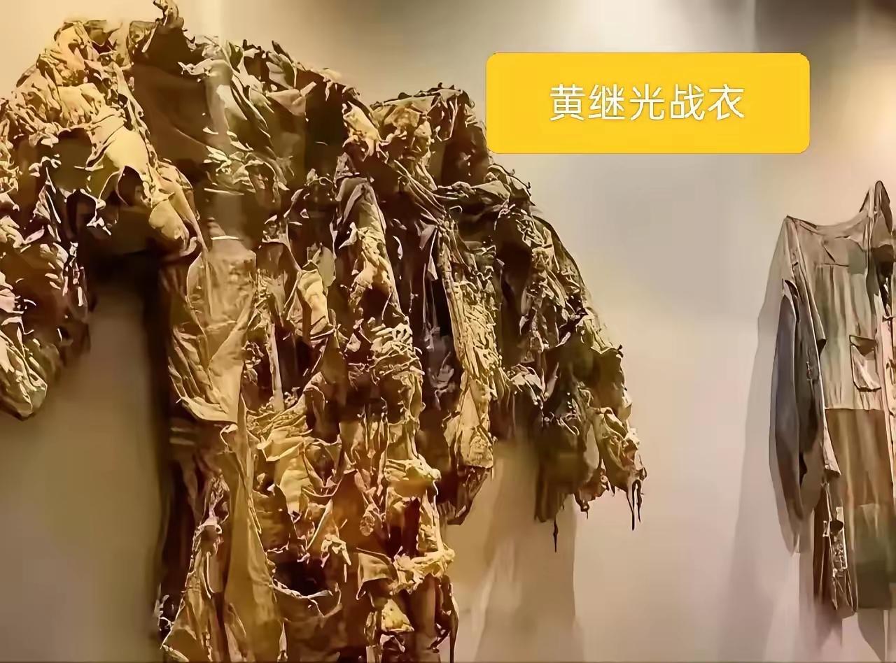 1952年，上甘岭，英雄黄继光的遗体照片，黄继光遗体抢回时血已流干，双手高举难入