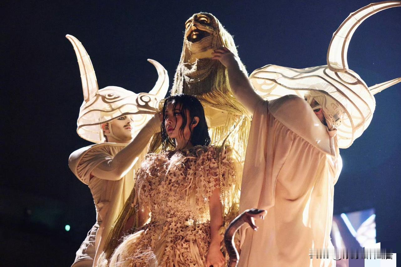 蔡依林好好的抽什么风这演唱会像“鬼场”一样吓人我都不敢相信她怎么变成这个样子