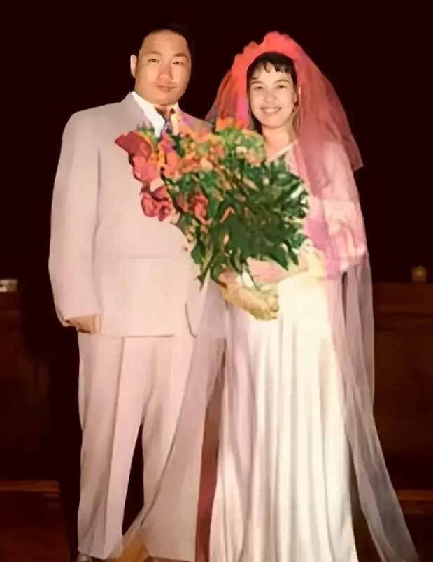 毛主席儿子毛岸青结婚的一张合影，夫妻俩十分恩爱！一张珍贵的老照片，记录着毛岸