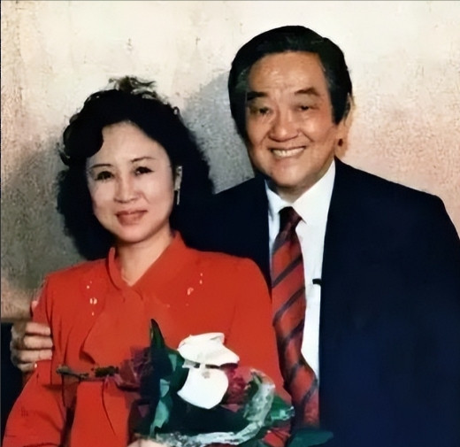 1964年，琼瑶离婚后，做了平鑫涛的情妇。当时平鑫涛的妻子哭着求她把丈夫还给自己