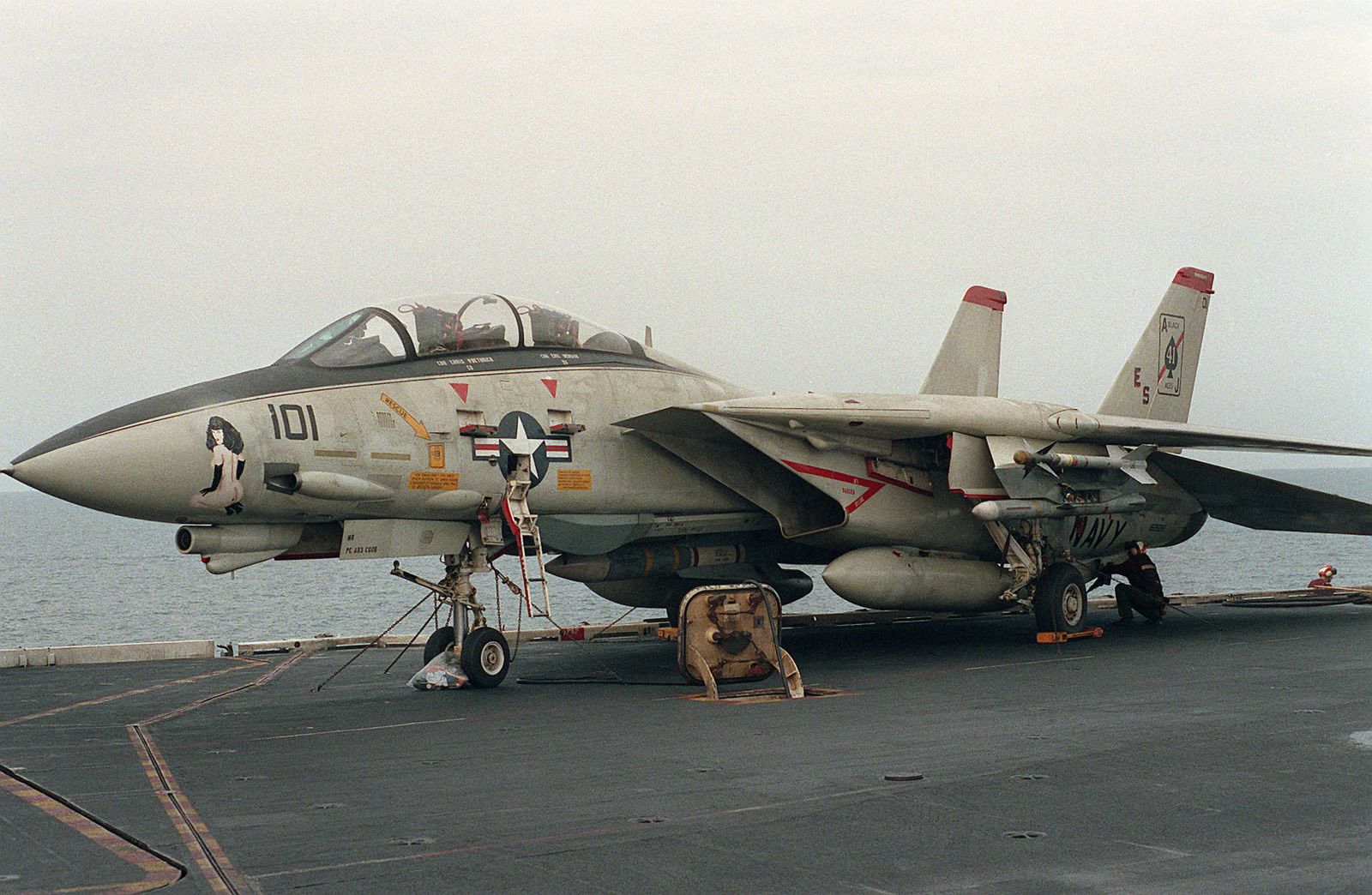 猫宁。甲板上VF-2BountyHunters赏金猎人中队旗下F-14大猫