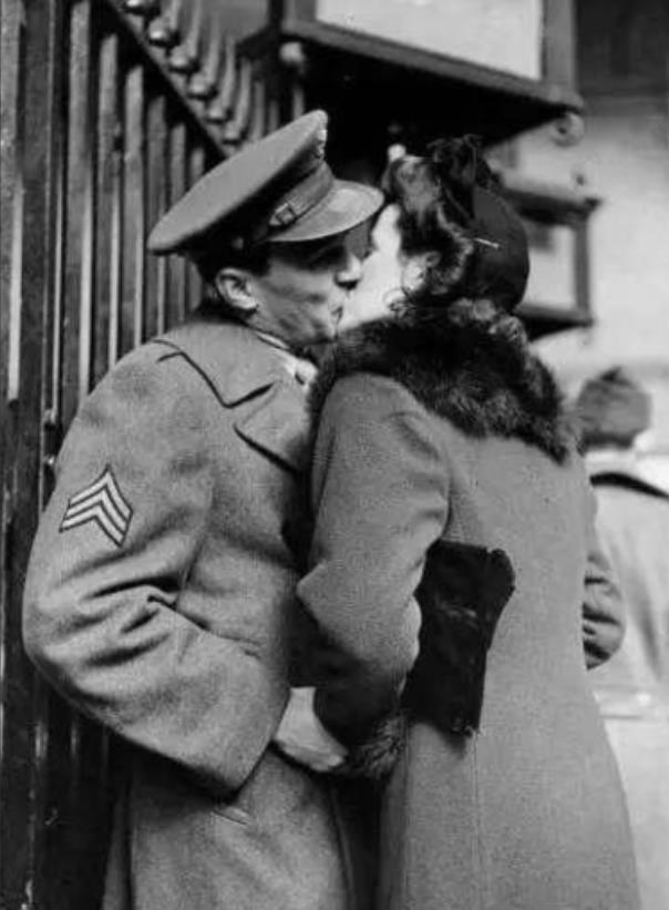 1944年，德国721细菌研究所，一位女管理员哀求负责人亨内博士吻别，博士不假思