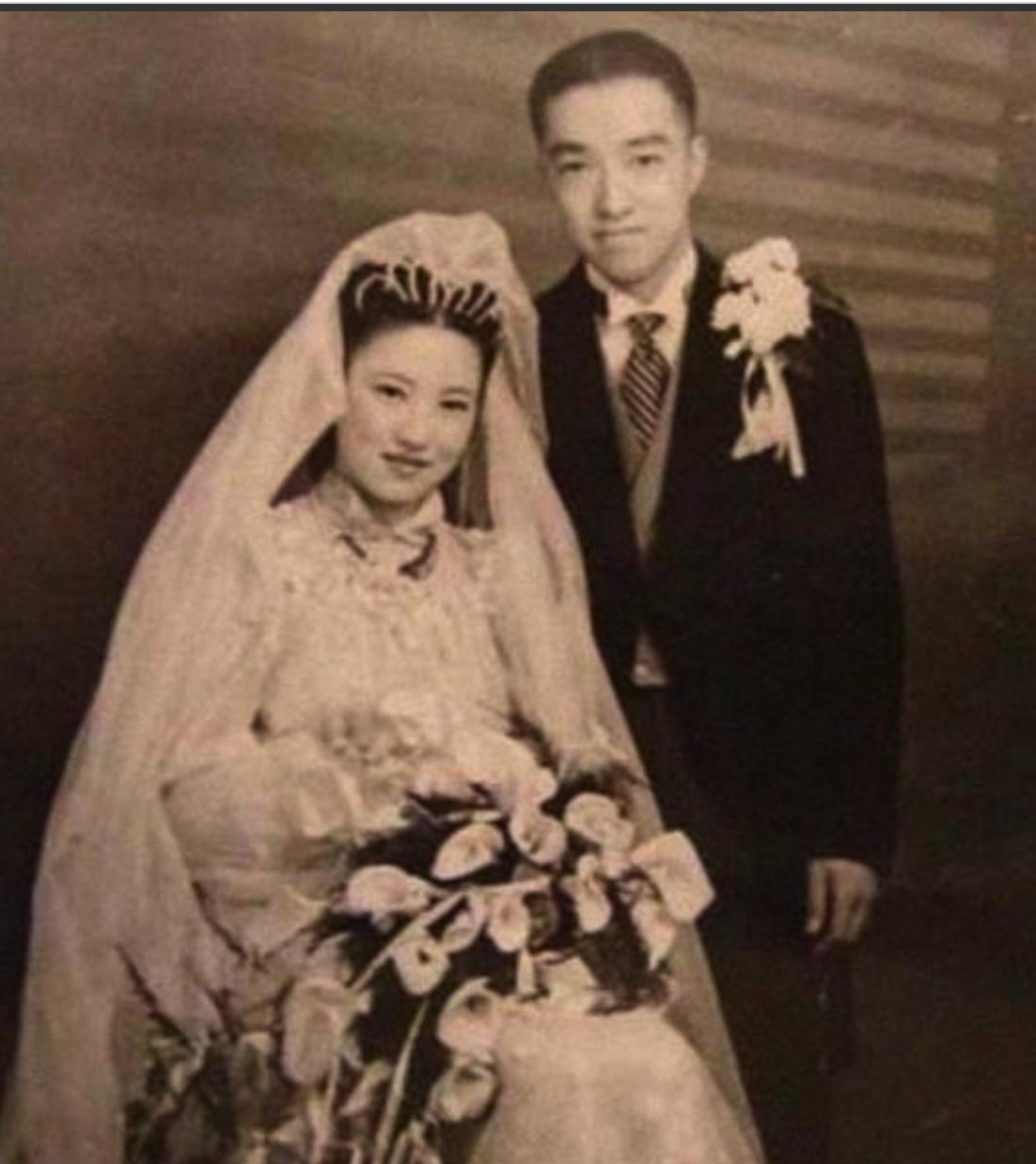 1945年，汉奸携10亿法币、百根金条投奔新四军！陈毅张云逸震惊，蒋介石竟为此惦