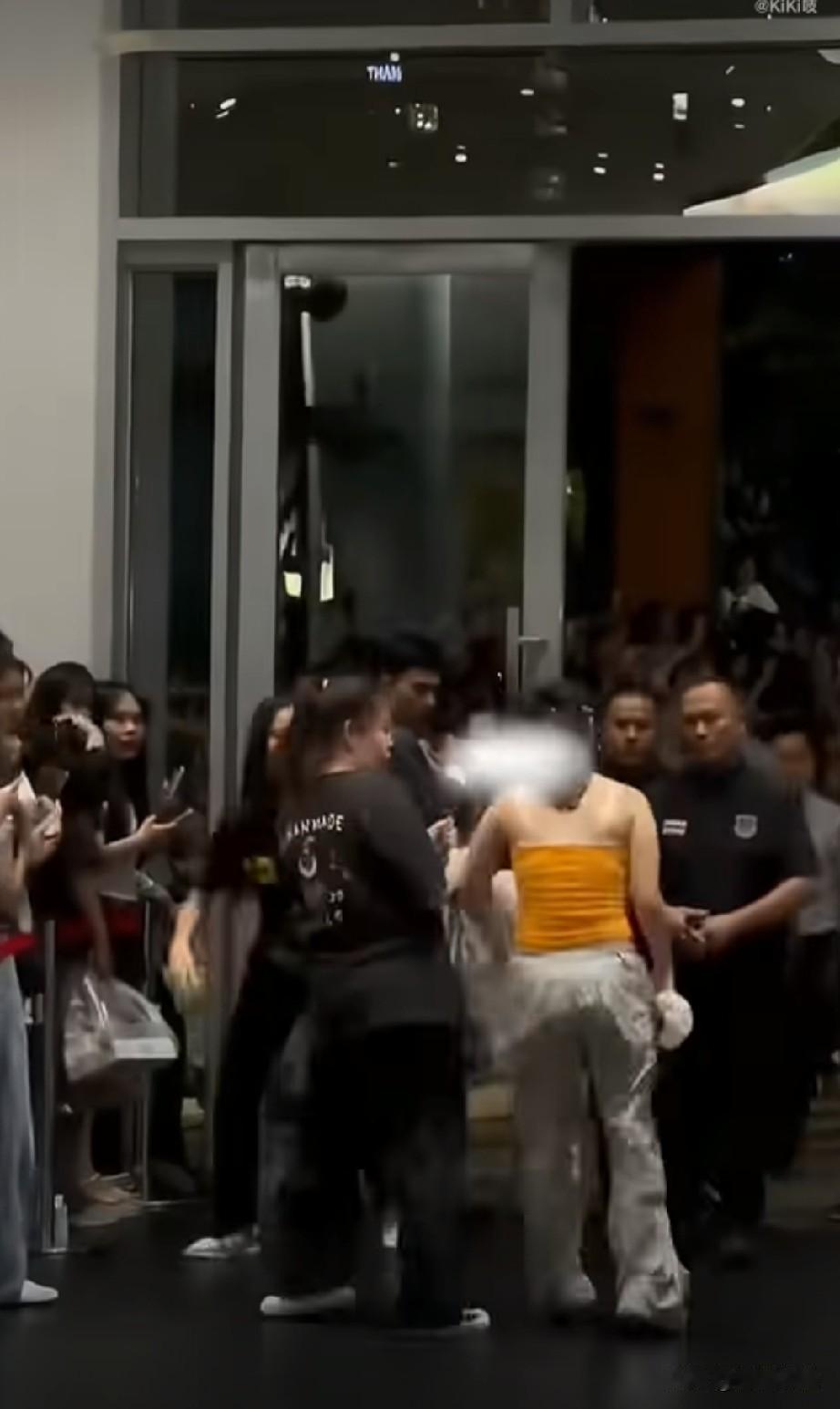 花钱买票去泰国追星，结果被当狗一样揍？中国女粉六点排队拿伞占座，凭证齐全，被人诬