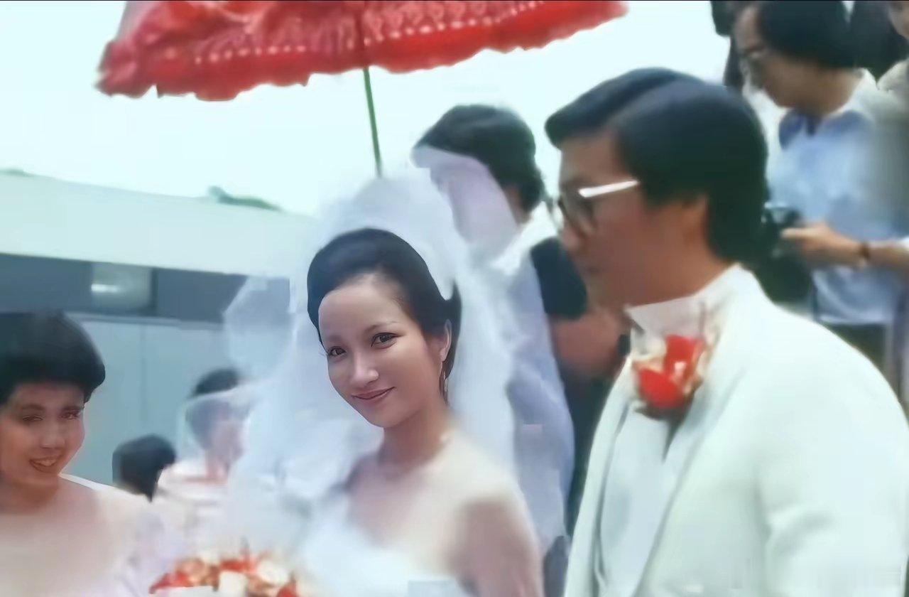 翻看1979年谢贤和狄波拉世纪婚礼的老影像，忽然多了一重唏嘘感慨。当年这场轰动全