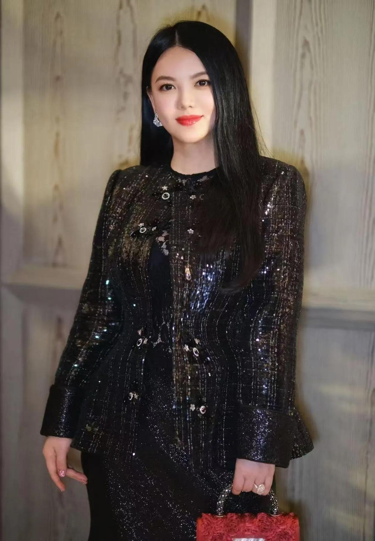 李湘的贵妇范儿藏不住了！亮片小香风造型贵气十足李湘的气质真的太绝了，一身亮