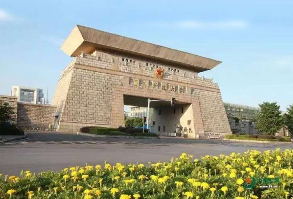 很多人对国防大学和国防科技大学分不清，其实这是两个完全不同的学校，国防大学位于北