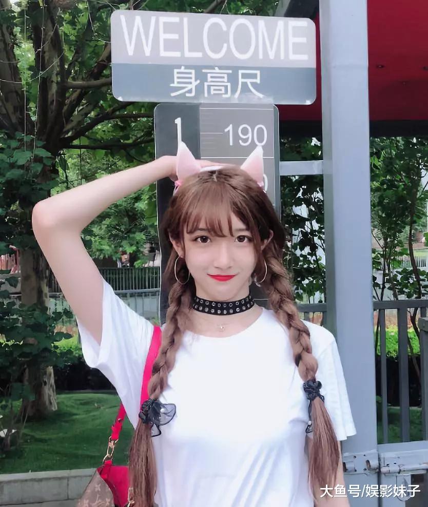 抖音上超火的"女装大佬"雌雄莫辨, 比女人还女人, 偶像是金星