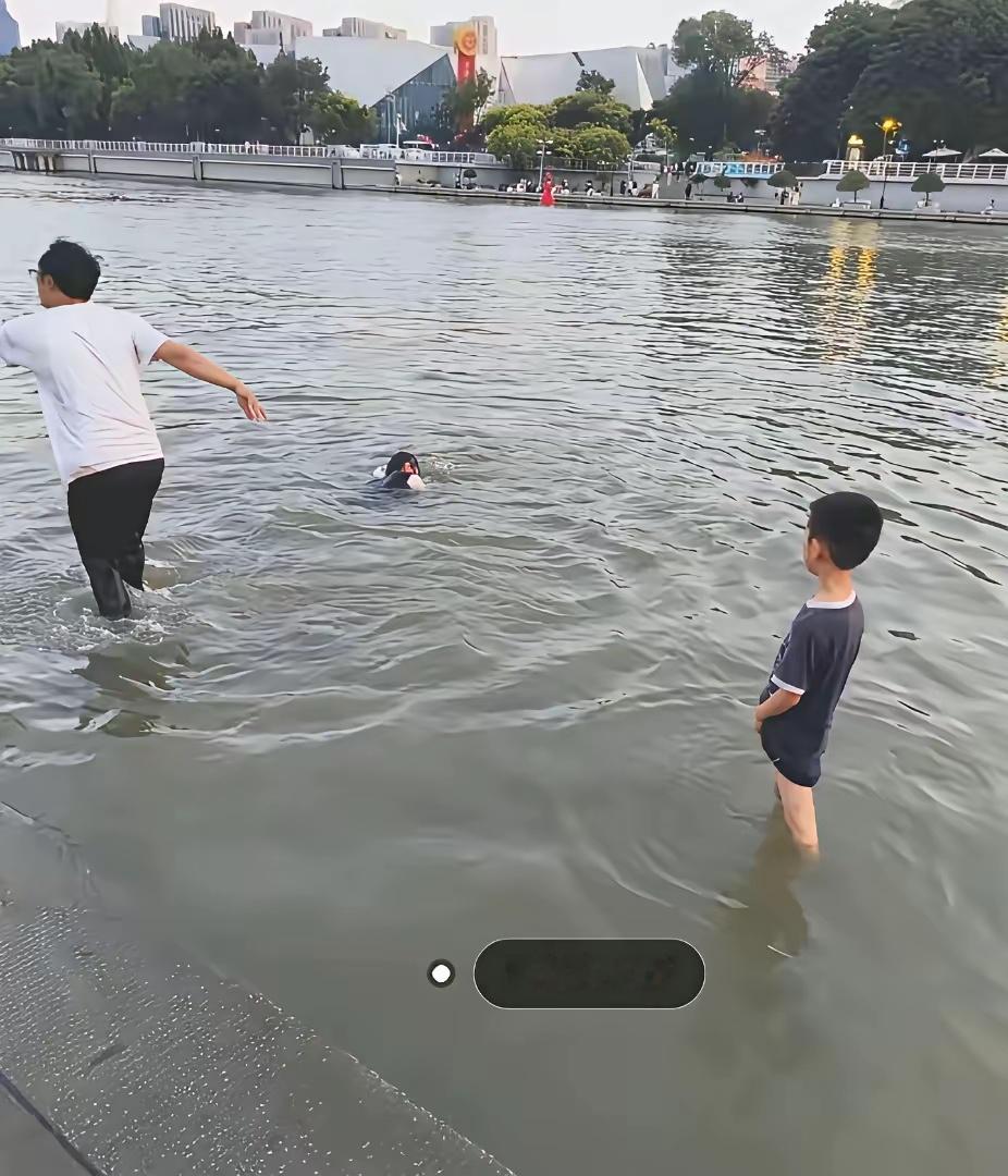 天津之眼附近一家四口出游溺亡两人天津之眼最让人意难平的是大人由于自身的性格加上错