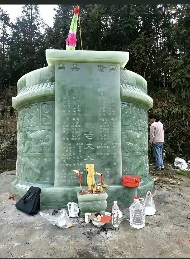 太奢侈了……生前半杯水低过死后万堆灰[捂脸哭]