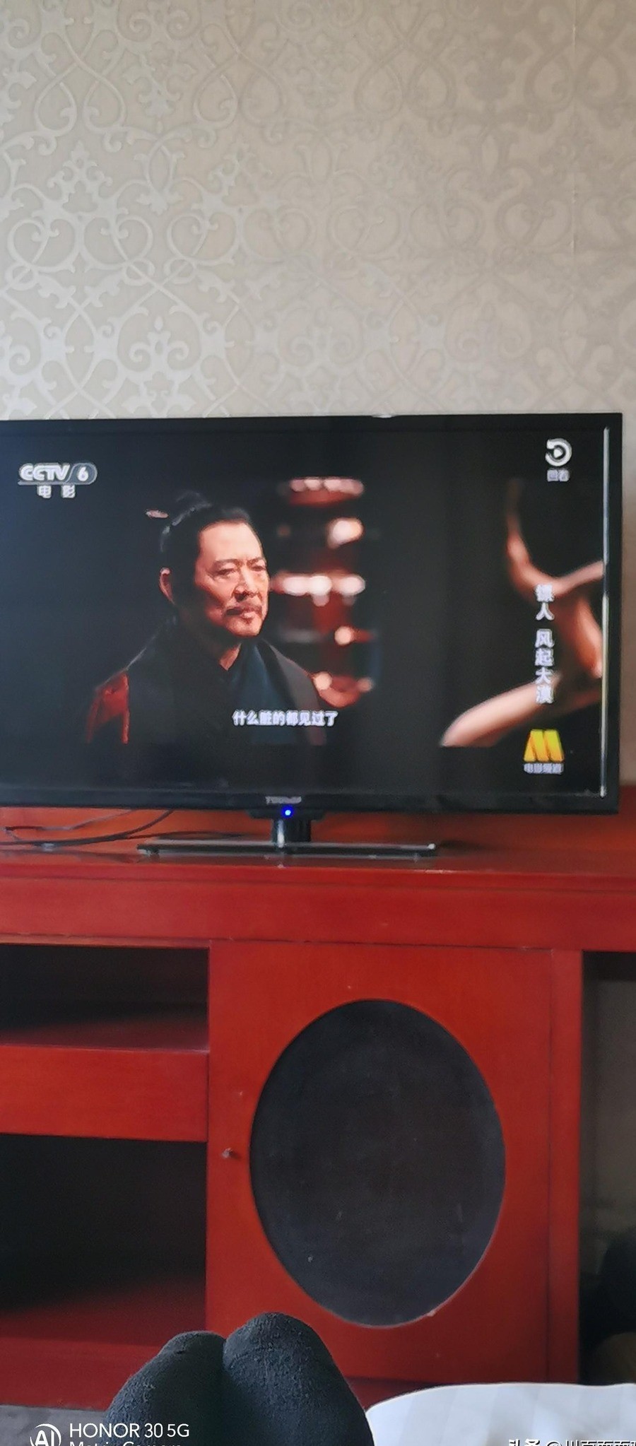 吴京355.94亿票房堆在中国影史第二，请师兄李连杰拍《镖人》。李连杰在宣传期当众问了他一句话：“您