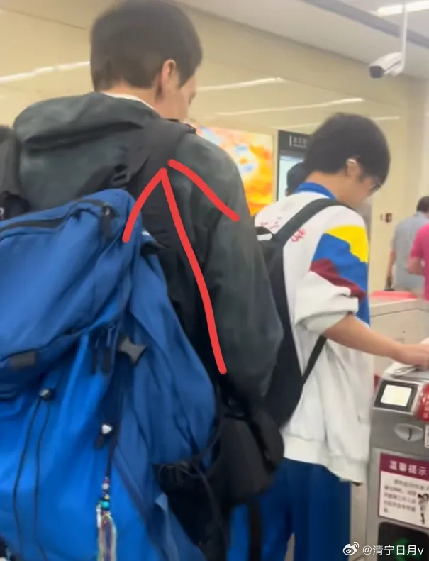一外籍男子多次尾随逃票有天津网友发视频爆料，在二号线咸阳路地铁口，撞见一名外国男