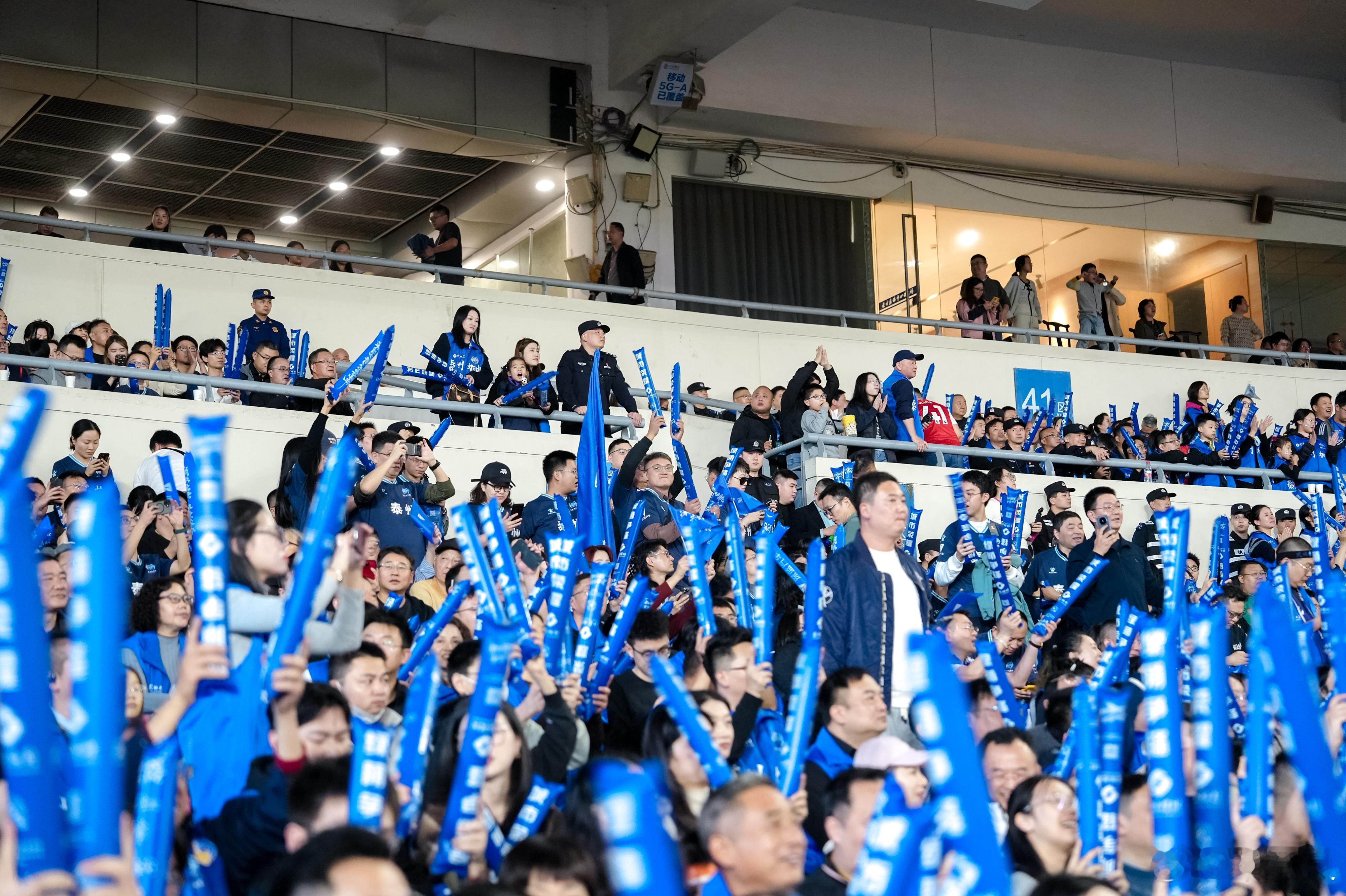 苏超现场最特别的应援蓝海南京奥体中心本场比赛上座率再次稳稳突破6万人，这其中泰州