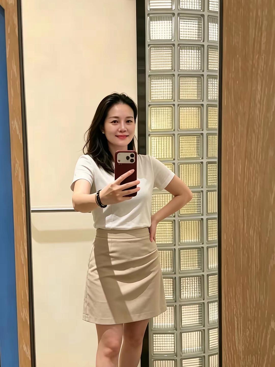 我小学同学，单身，不艳不俗，一身基础款，满是成熟女人味，她说想征婚。