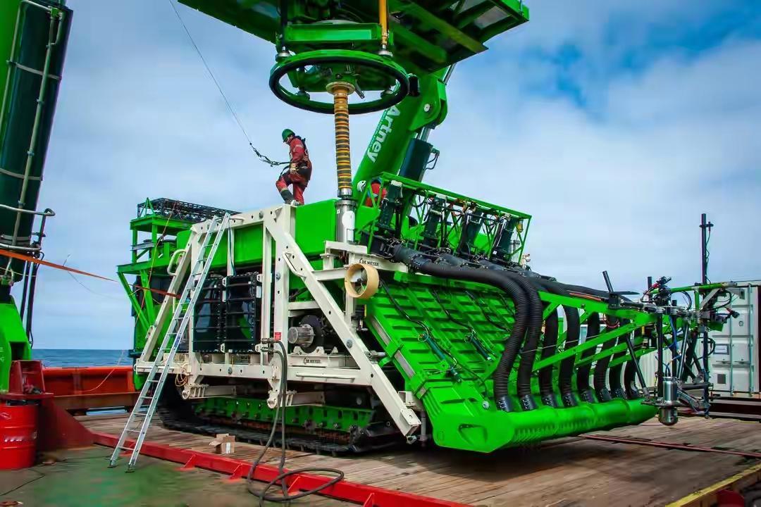 日本环保大臣表示，日本海底下埋的稀土，纯度特别高，量也大，根本不怕别人卡脖子。