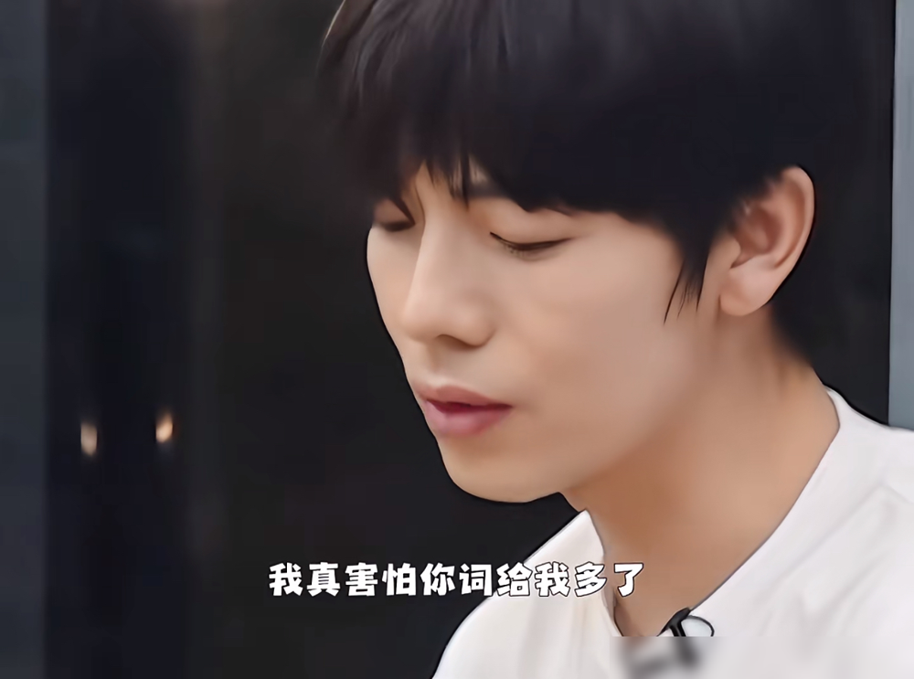 曾辉在《披荆斩棘》深夜局里干了件事，直接把我看愣了。他主动找到小沈阳，说自己唱功是短板，分词别给多了