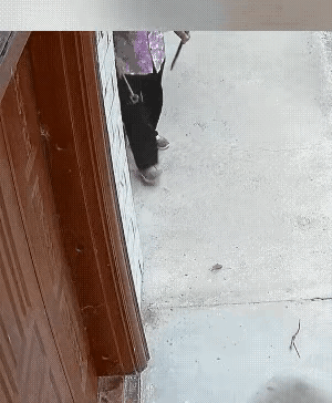 大妈的歹毒，你真看懂了？不是她多聪明，而是这种“温水煮青蛙”的恶，比明火执仗更让