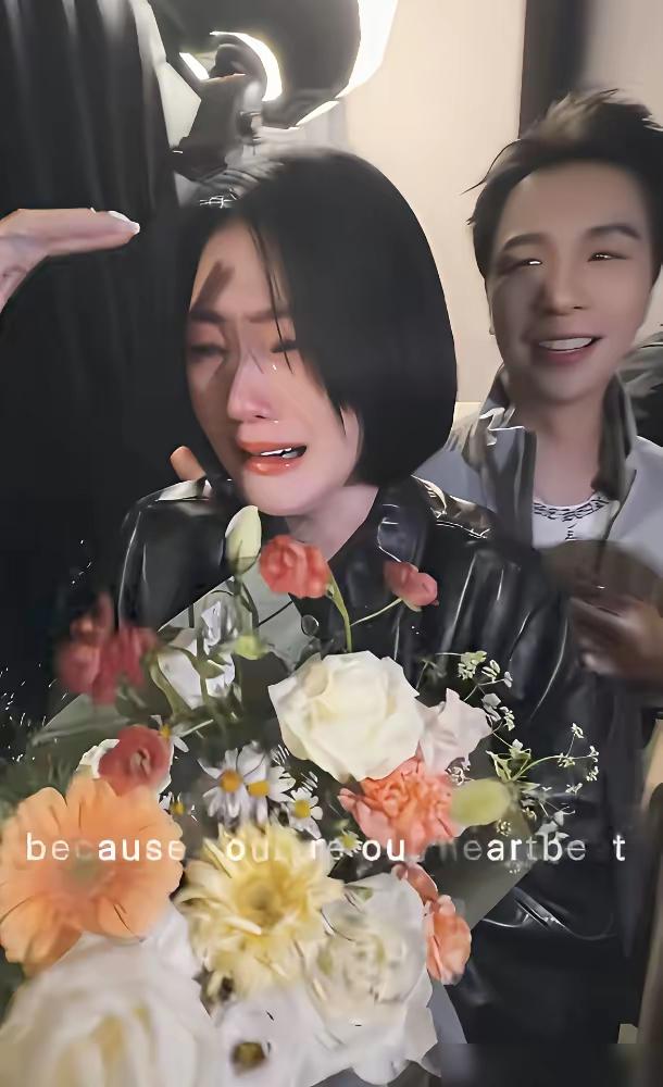 小S是真的爱姐姐大S的。小S谈及离世姐姐，难掩满心悲痛与不舍平日里镜头前