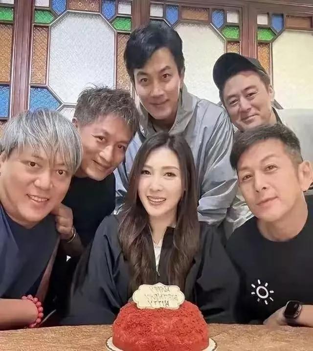 50岁刘恺威近照惊艳全网！同龄人均现中年感，他却活成