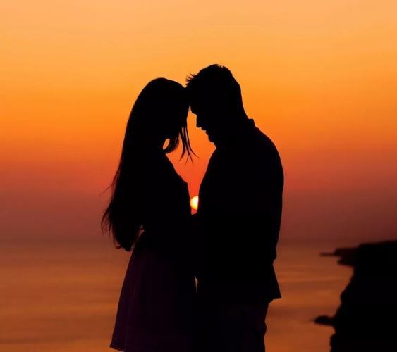 真正爱你的人，真的舍不得不联系你。1.爱这件事，藏不住也憋不住喜欢是克制，