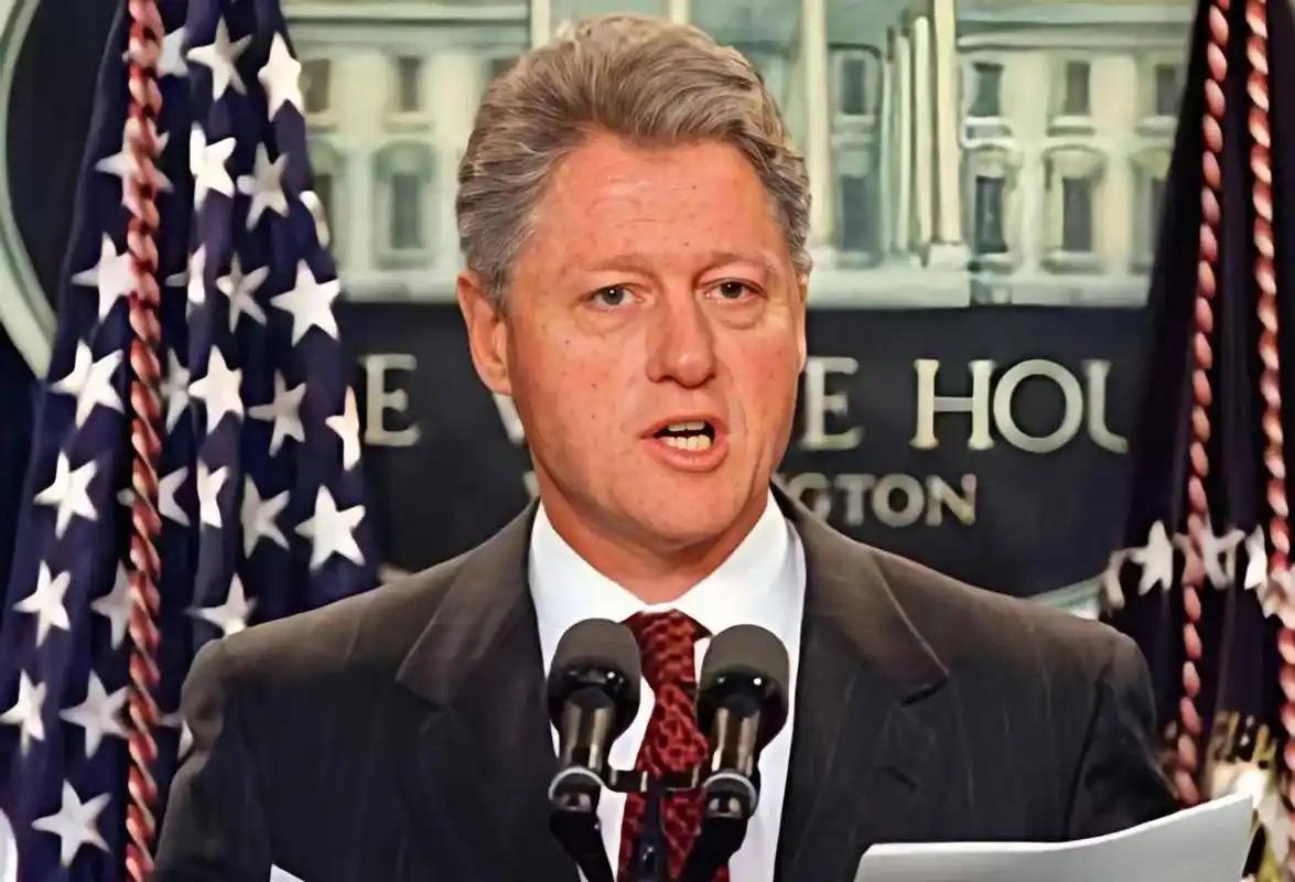 克林顿多年后在回忆录中的一句自白，堪称美国霸权史上最讽刺的“坦白”：当年卯足劲推