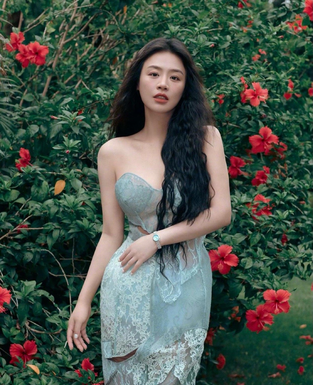 看走眼了，差点以为马思纯的裙子上面被划了两道口子。