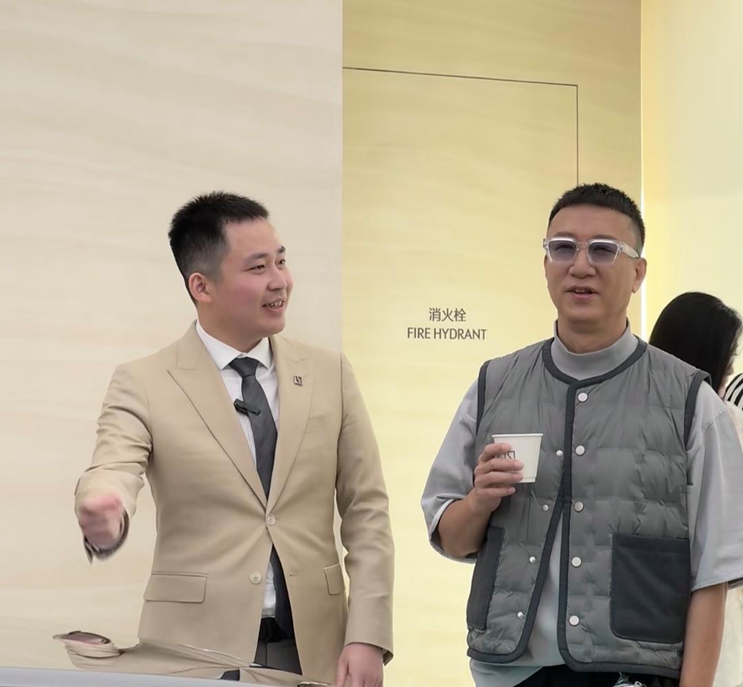 孙红雷在北京一家车店购买豪车，他的打扮很贵气，整个人春风满面，看起来非常开心，有