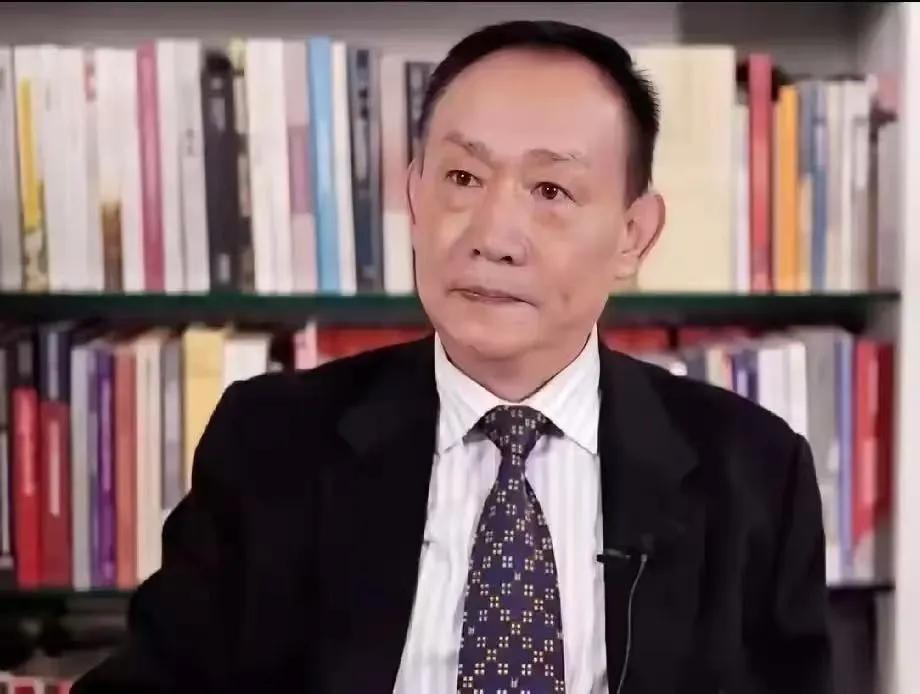 卢麒元这次是真急了。他站出来，指着一些人的鼻子吼：“有些人喝了两天洋墨水，回来