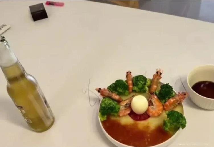 鸡蛋男公开道歉，并且说，同意离婚，财产都给女方。鸡蛋男也开通了账号，8月6号开