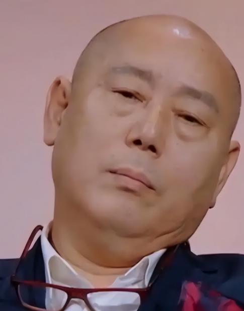 1991年，身价过亿的李诚儒，把糟糠之妻和6岁儿子赶出家门，转身娶了女朋友。20