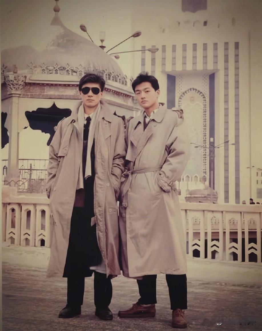 2月26日，李亚鹏罕见谈及亲哥，他晒出一张与哥哥李亚炜年轻时的合照，两人都是又高