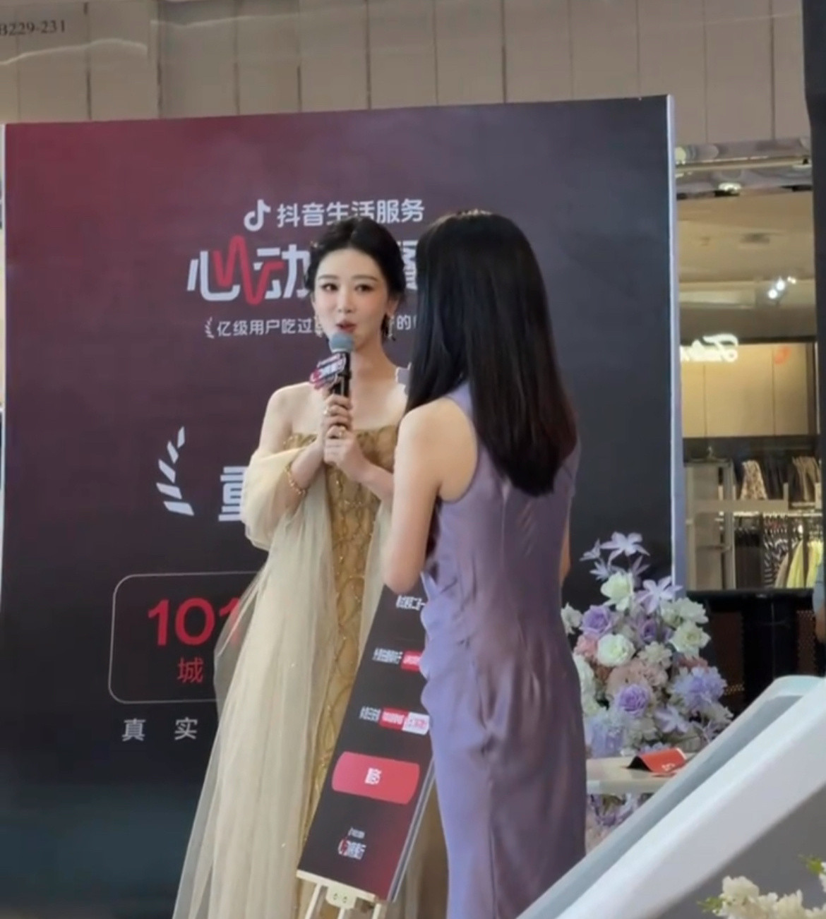 杨紫都瘦成啥样了感觉现在的艺人吃饭都吃不饱一样，要天天控制体重一百多斤挺好的啊，
