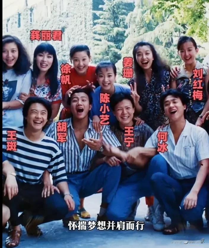 被这敞开的笑口熏陶了，一个个真会笑，太甜了，忍不住跟着开心[红脸笑]