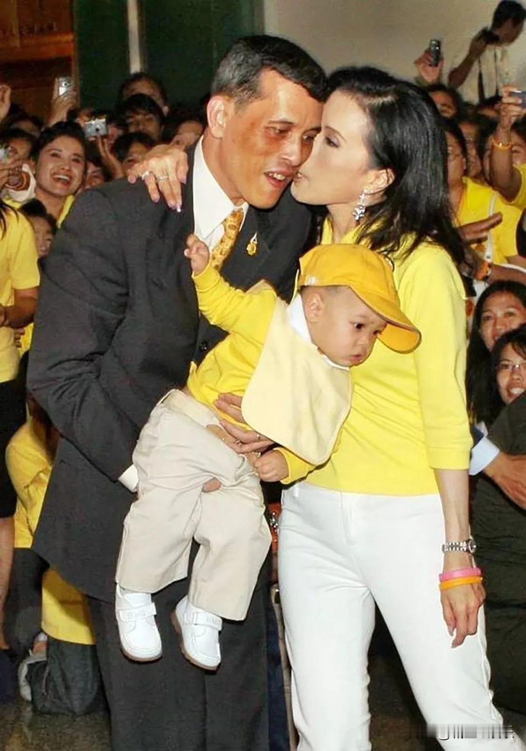 提帮功小时候也太闪闪惹人爱了吧，爸爸抱姐姐抱。如今他长高了，两个姐姐都抱不动他了