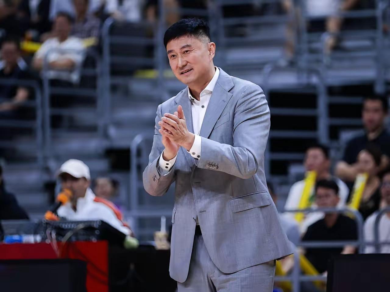 7月30日前广东男篮教练，前国家队男篮教练，杜锋指导45岁生日，原来杜指导是81