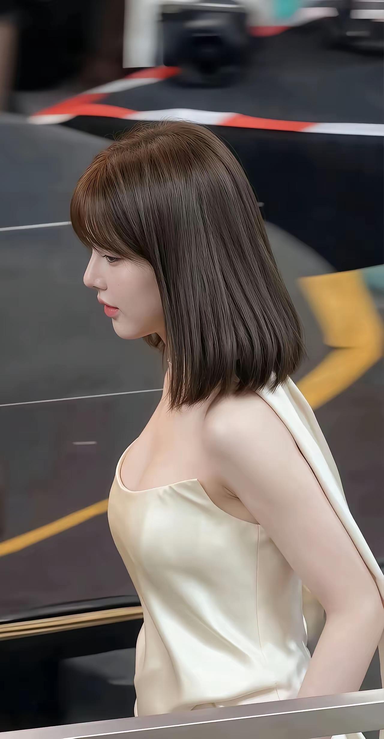 优雅气质，浅棕色短发，米色吊带裙，时尚街拍