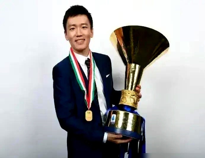 别夸新东家会算账了。国米连赚三年，打的全是前任留下的满级号。马洛塔这群操盘手，是张康阳当年挨个敲门签