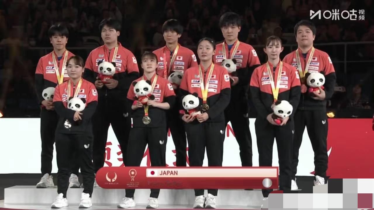 颁奖典礼上张本智和全程黑脸日本1:8中国夺得混团世界杯亚军，也很好啊，德