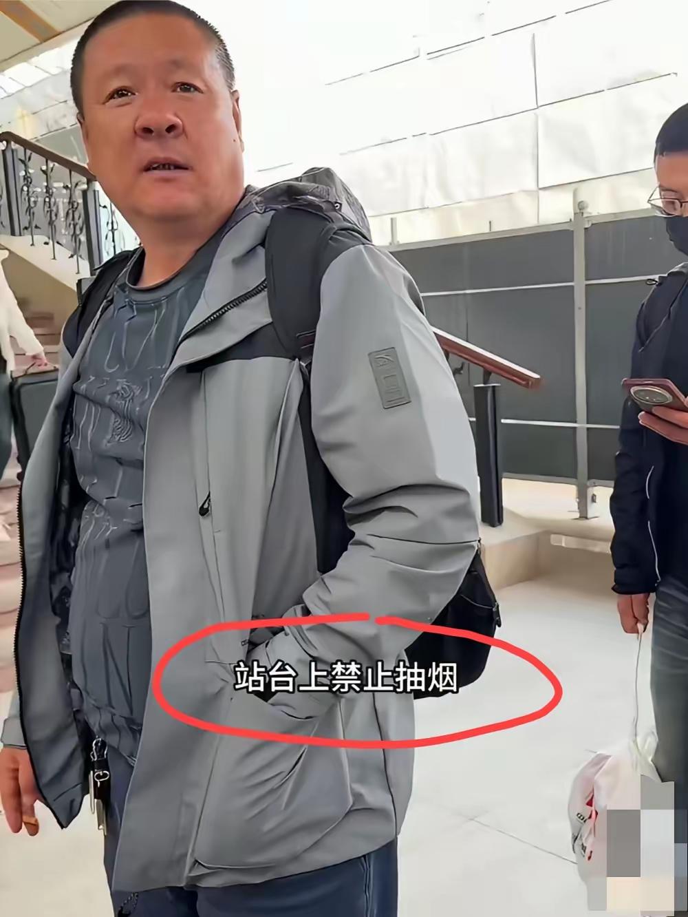 泼的好！吸烟男子被女子饮料泼洒，大家都支持女子，原因其实很简单，