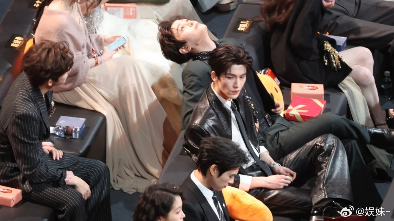 张凌赫静静坐那里已经够迷人了