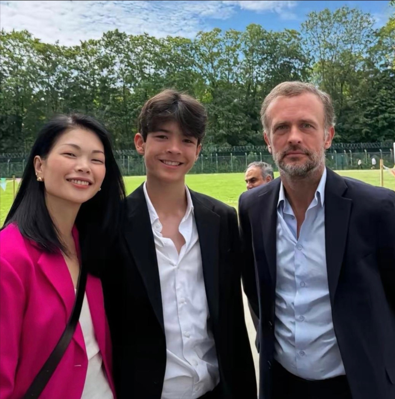吕燕一家三口，混血儿子醒目的帅气。