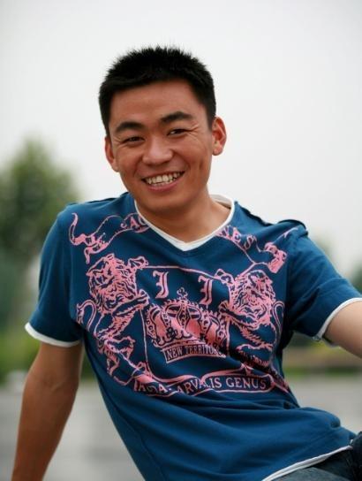 王宝强没成名时，一次边走边玩手机，忽然被三个小混混给拦住了，当时王宝强不想惹事，