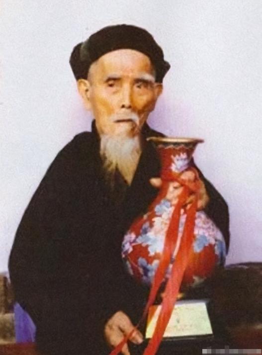 “中国长寿之王”龚来发，这辈子没讨老婆活到133岁，可让人纳闷的是，他有个大家公